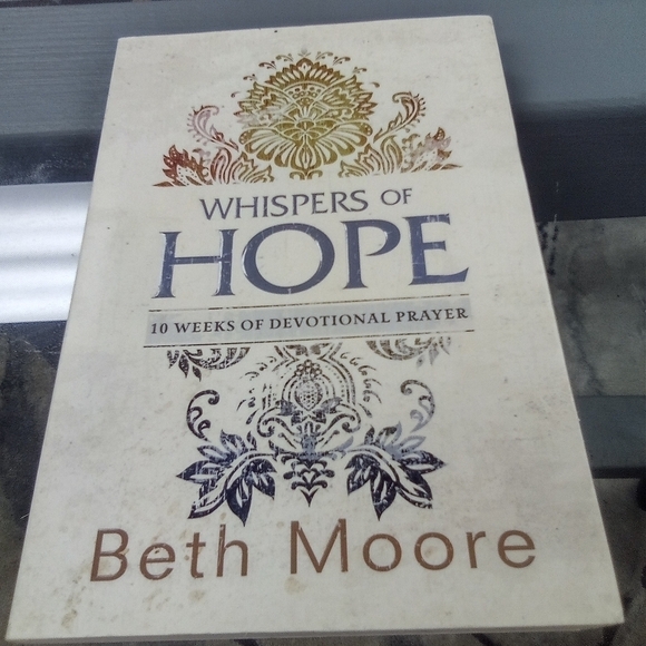Whispers of Hope: 10 Weeks of Devotional Prayer by Beth Moore Christian Books - Picture 1 of 1